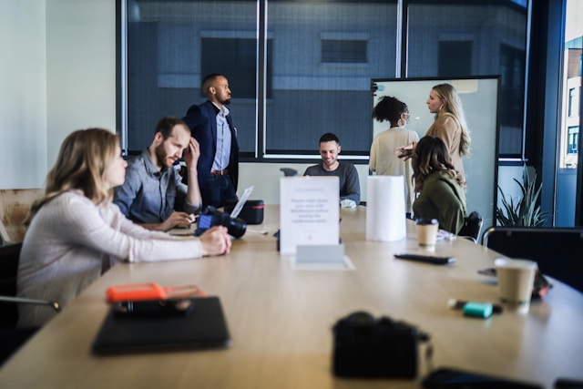 Equipe realizando o plano de marketing